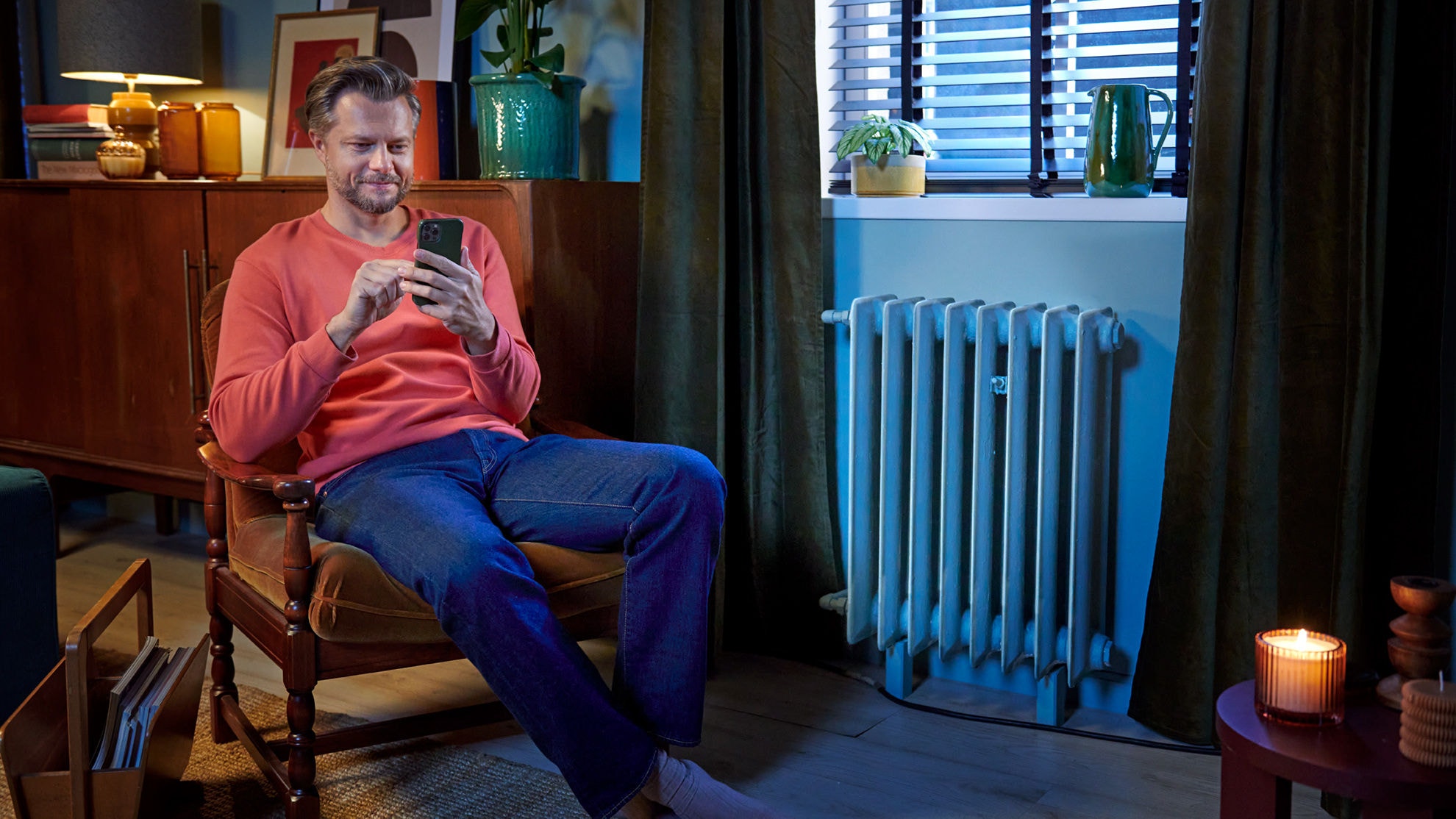 Homem utiliza a aplicação Onecta para controlar a sua bomba de calor ar-água