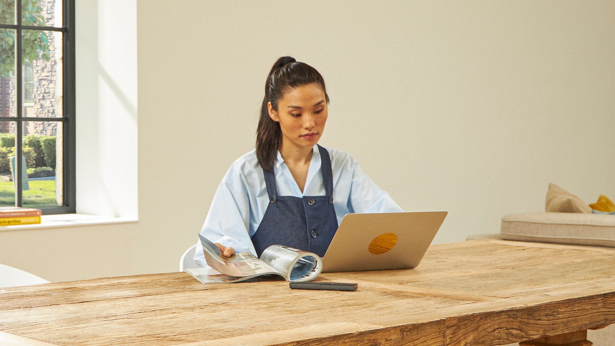 Mulher a usar o computador portátil