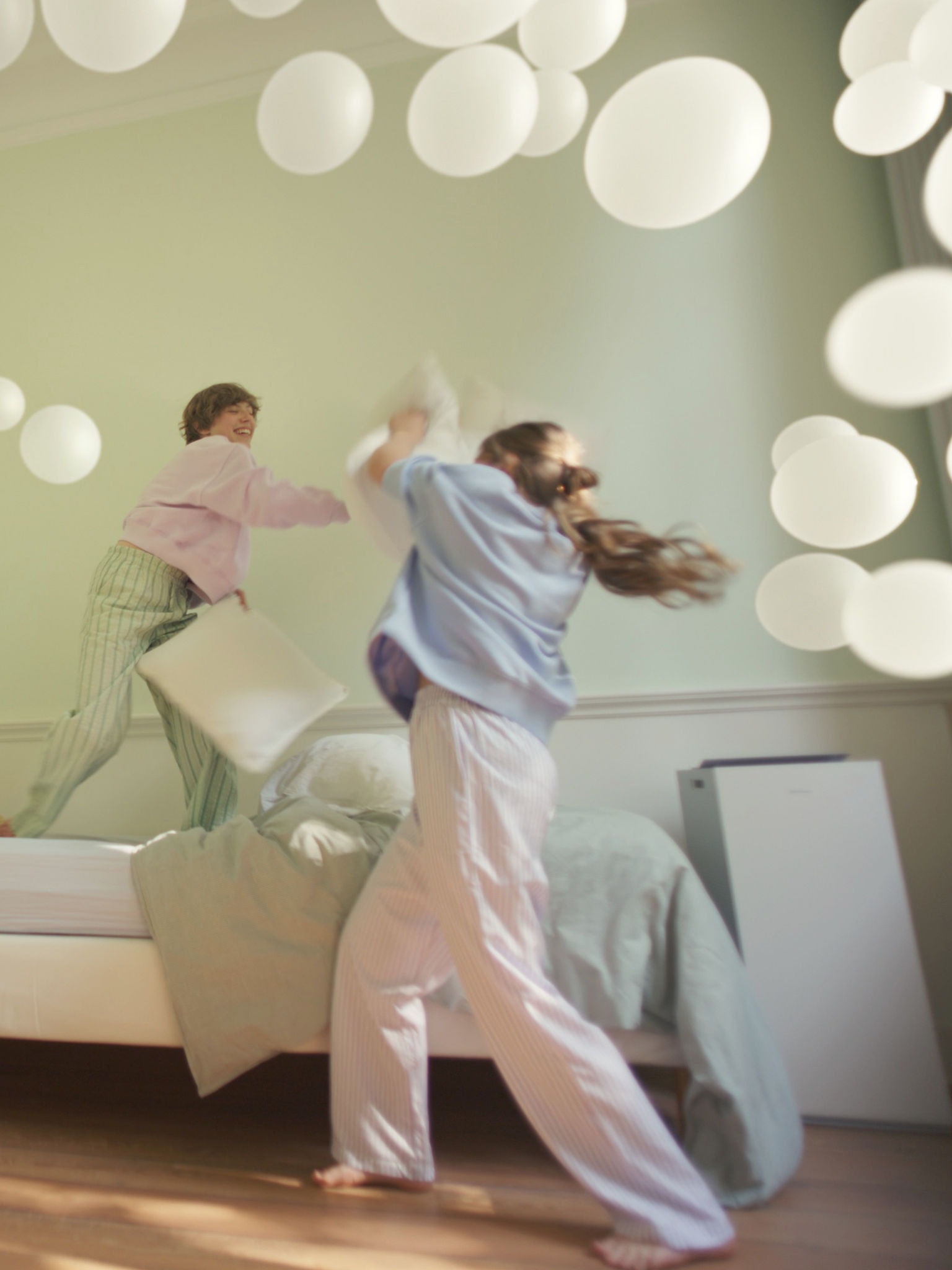 Duas raparigas a brincar num quarto com humidade equilibrada, apoiada pelo purificador de ar da Daikin