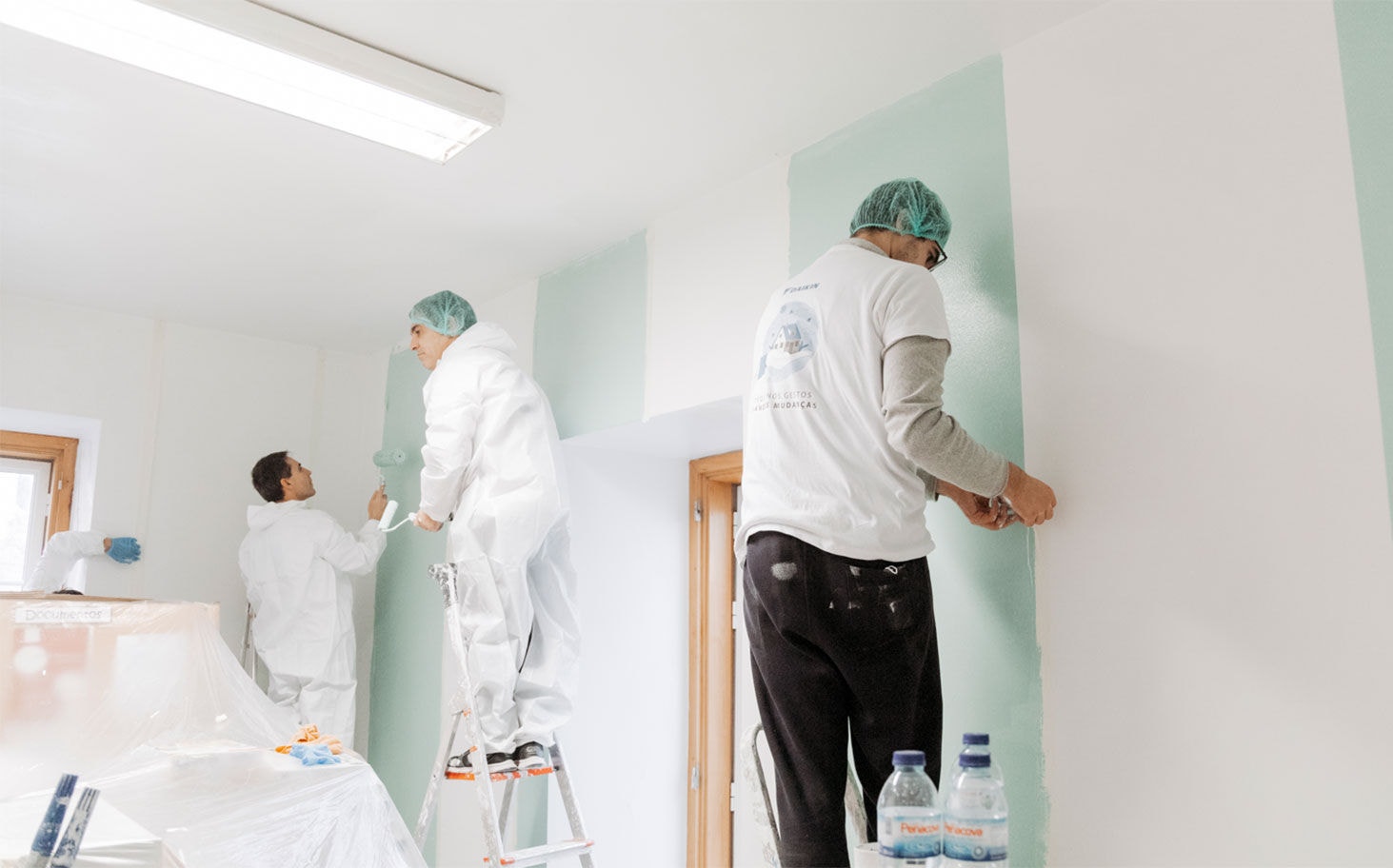 Equipa de colaboradores Daikin em trabalho voluntário de reabilitação