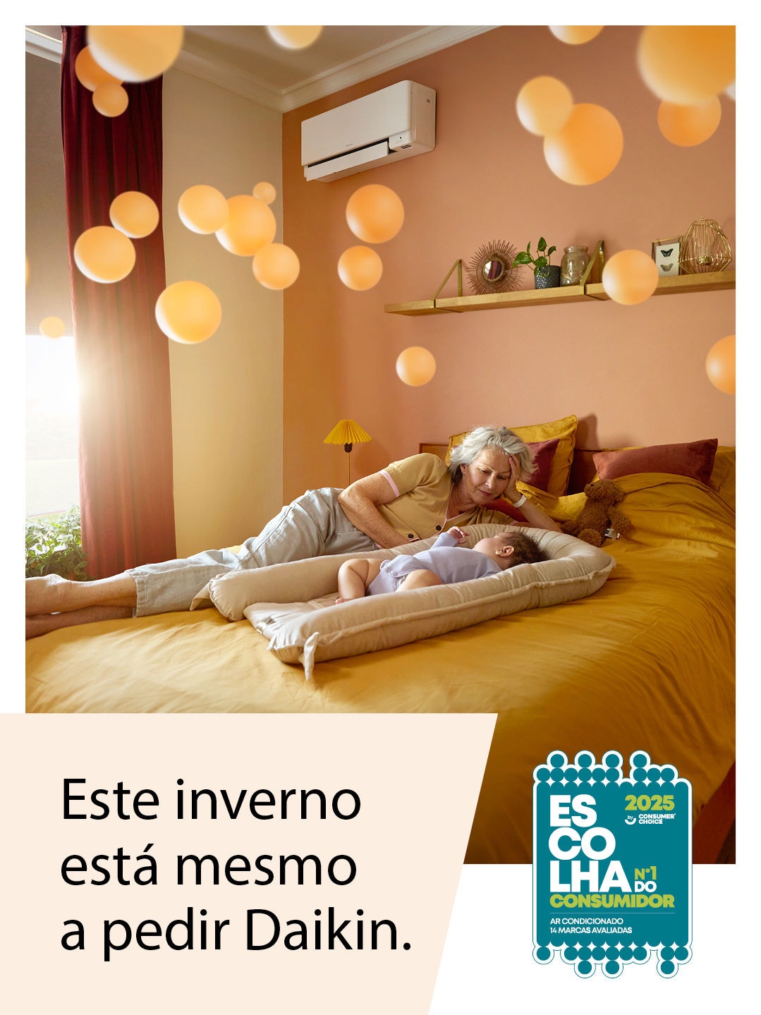 Avó e neto deitados na cama, no conforto proporcionado pela solução de ar condicionado Daikin