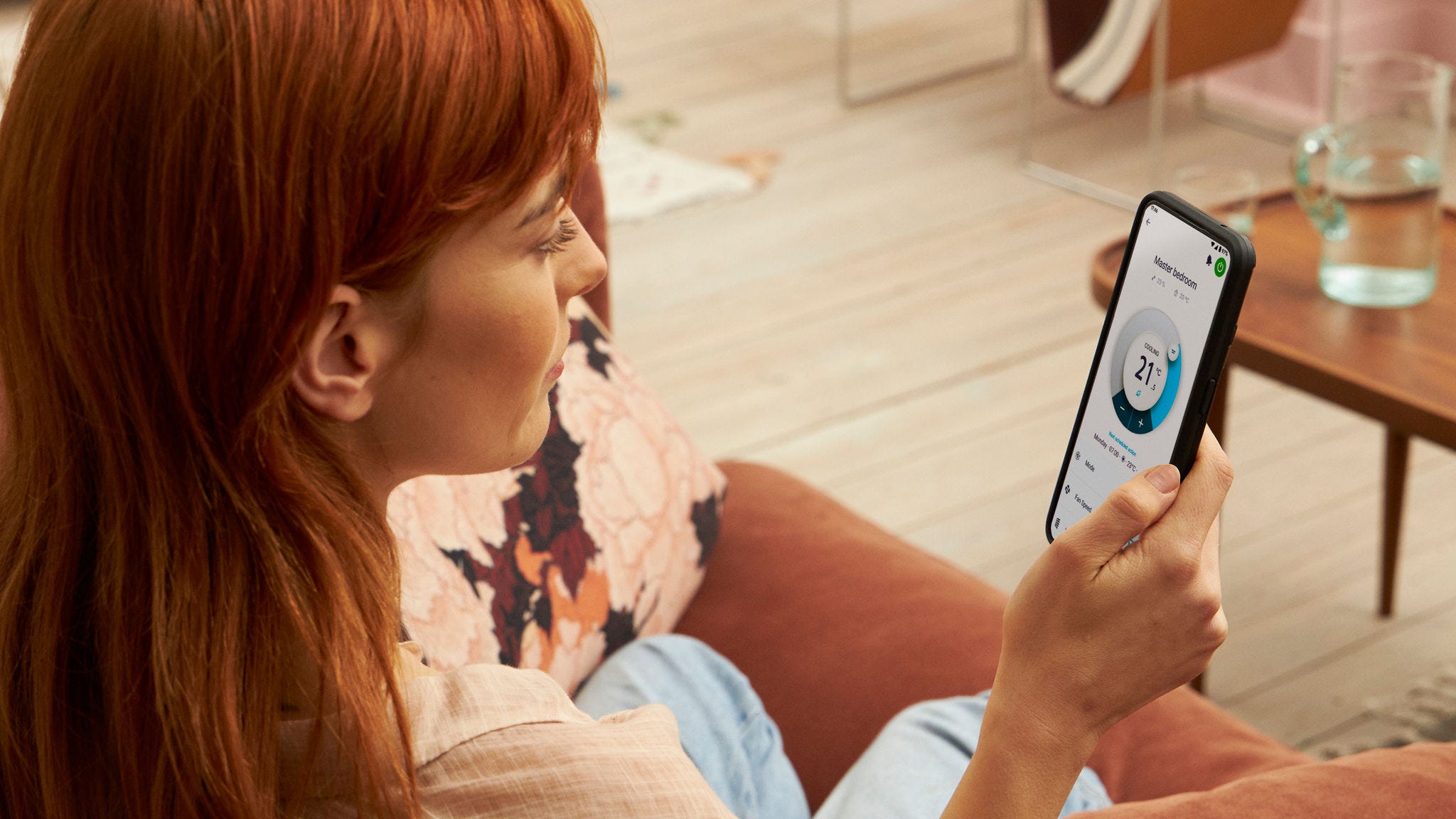 Mulher usa uma aplicação para controlar a sua solução de aquecimento