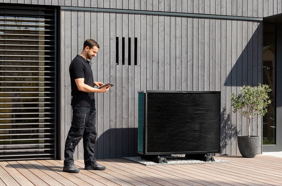 Instalador com unidade exterior Daikin Altherma