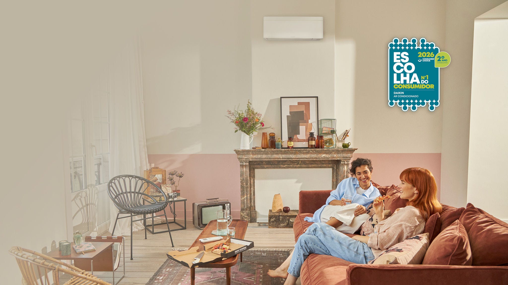 migas partilhando uma piza, no conforto proporcionado pela solução de ar condicionado Daikin