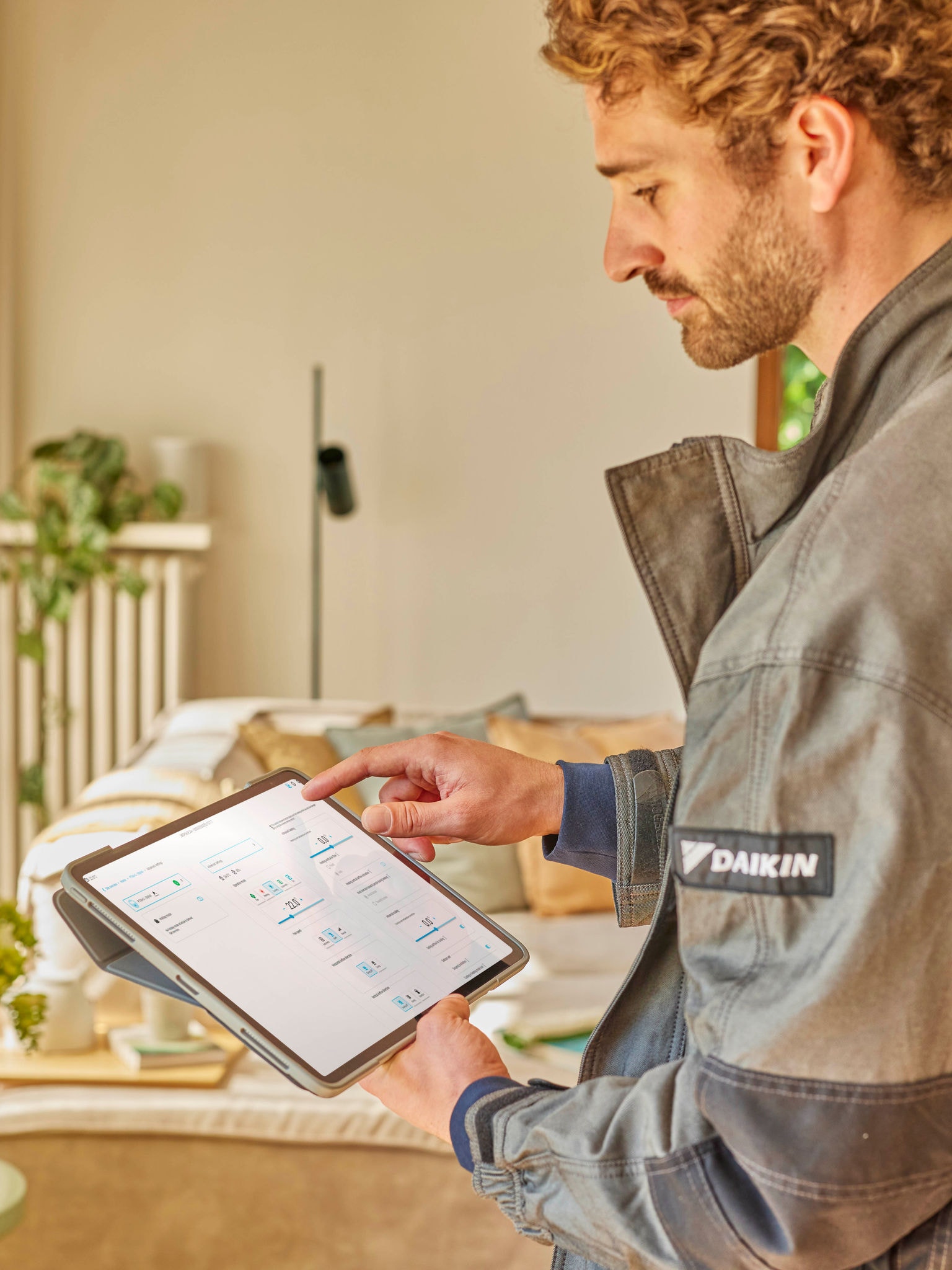 Instalador a monitorizar remotamente o desempenho do sistema Multi Split