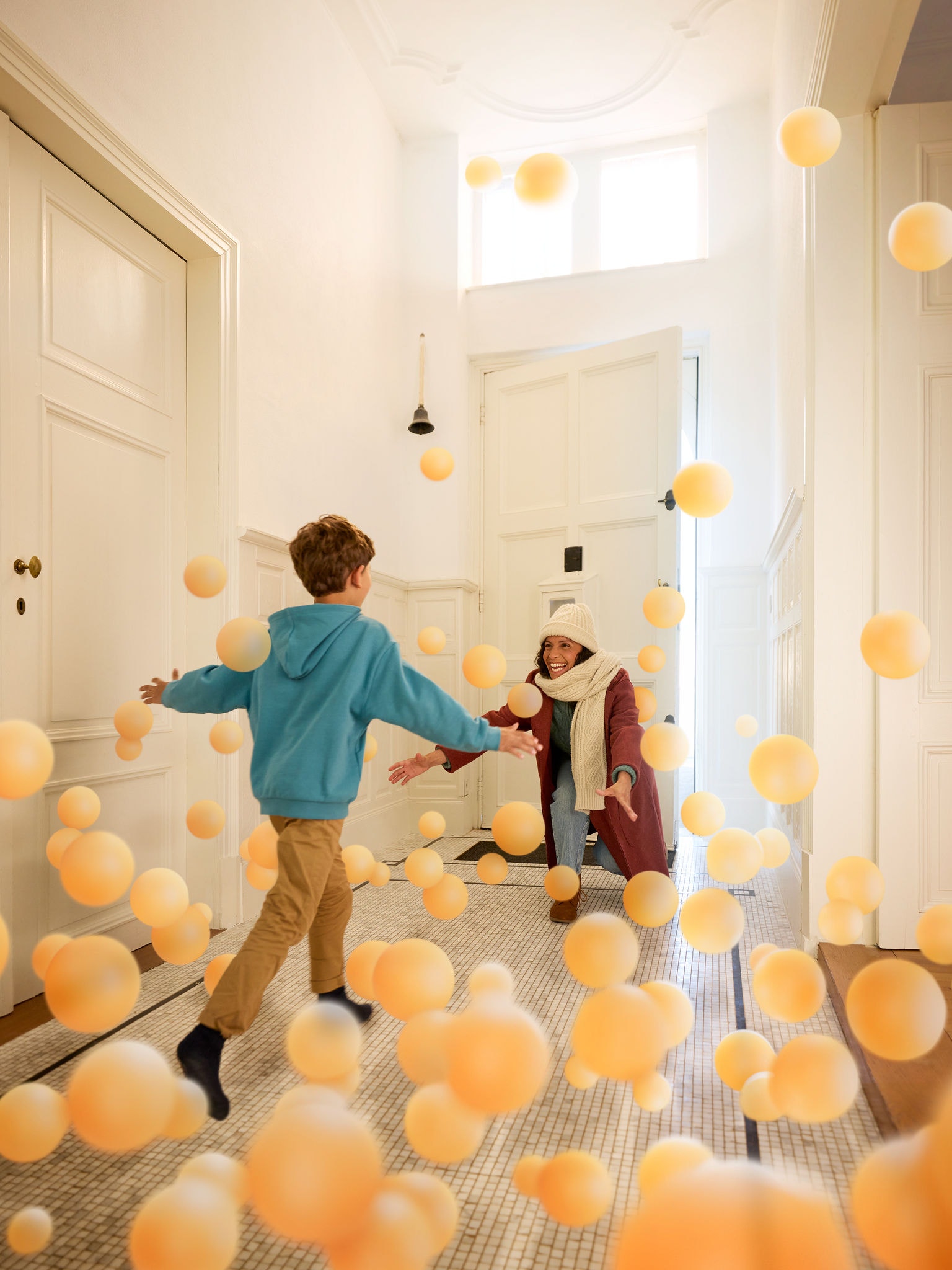 Um filho abraça a mãe num corredor acolhedor, simbolizando o conforto, o calor e o impacto invisível do ar interior limpo e perfeitamente equilibrado da Daikin