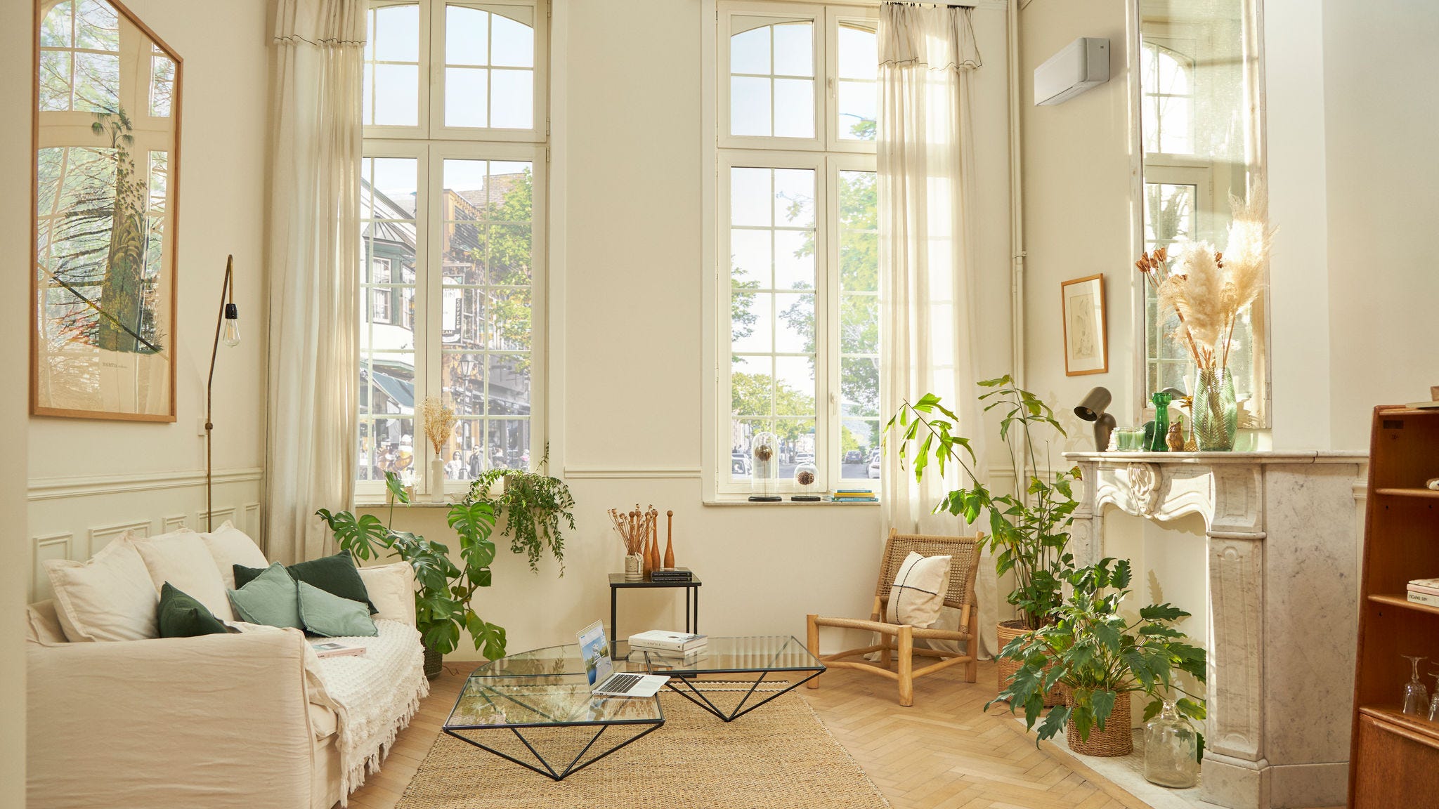 Sala de estar com uma bonita decoração com um sistema de climatização mural