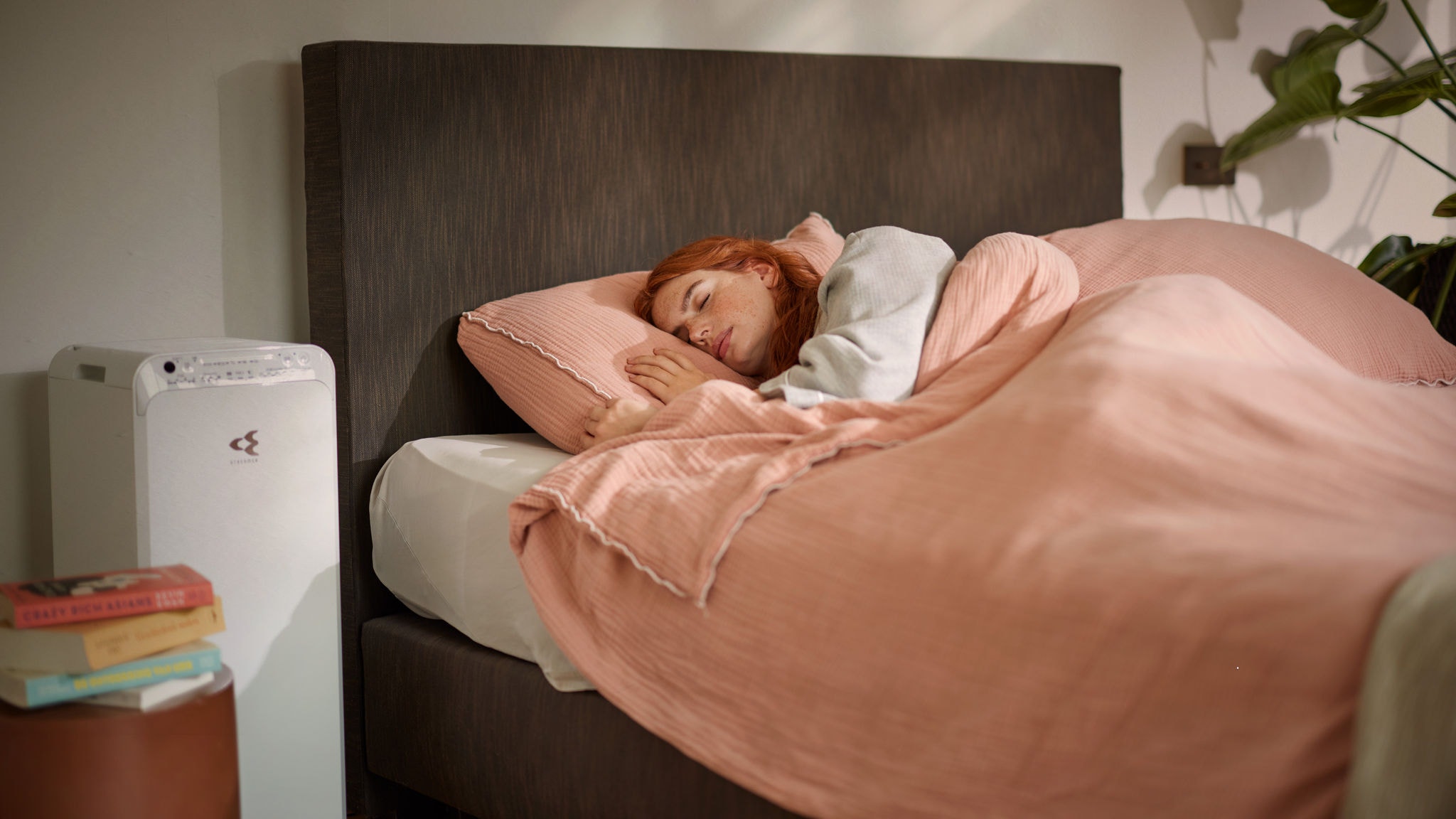 Mulher a usufruir de uma boa noite de sono graças a um purificador de ar