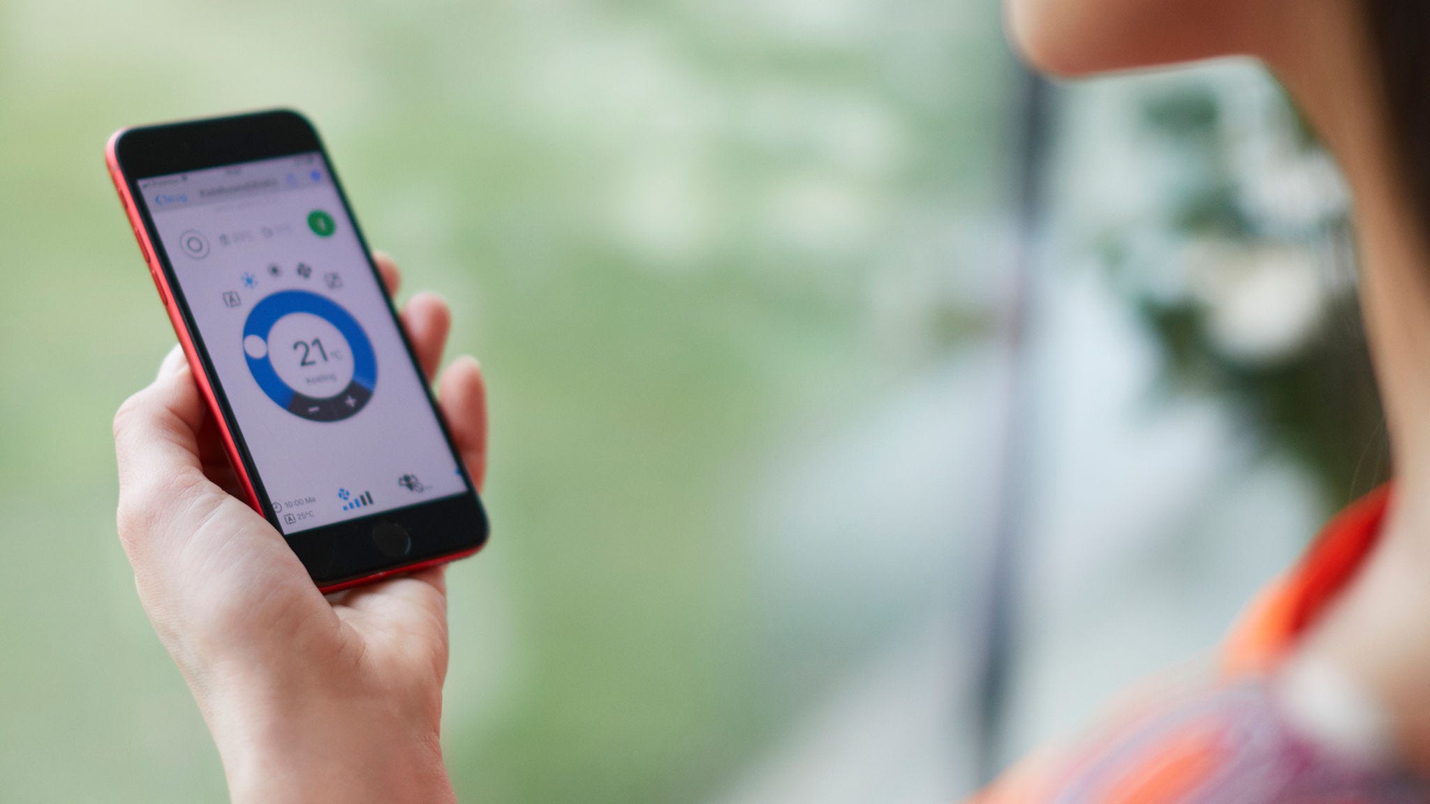 Mulher usa uma aplicação para controlar a sua solução de aquecimento