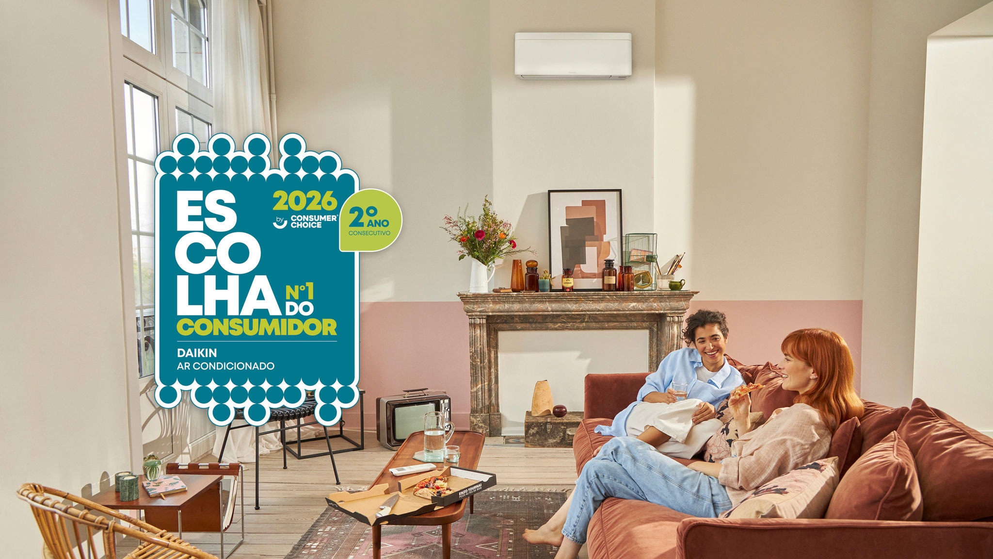 Amigas a conviver numa sala climatizada por ar condicionado Daikin