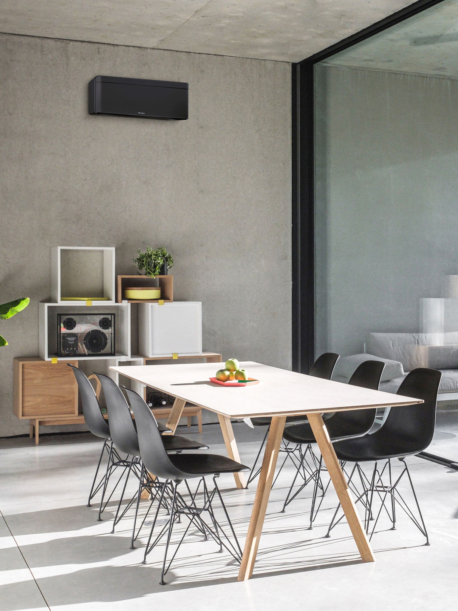 Sala de jantar com janela grande e uma bomba de calor ar-ar mural