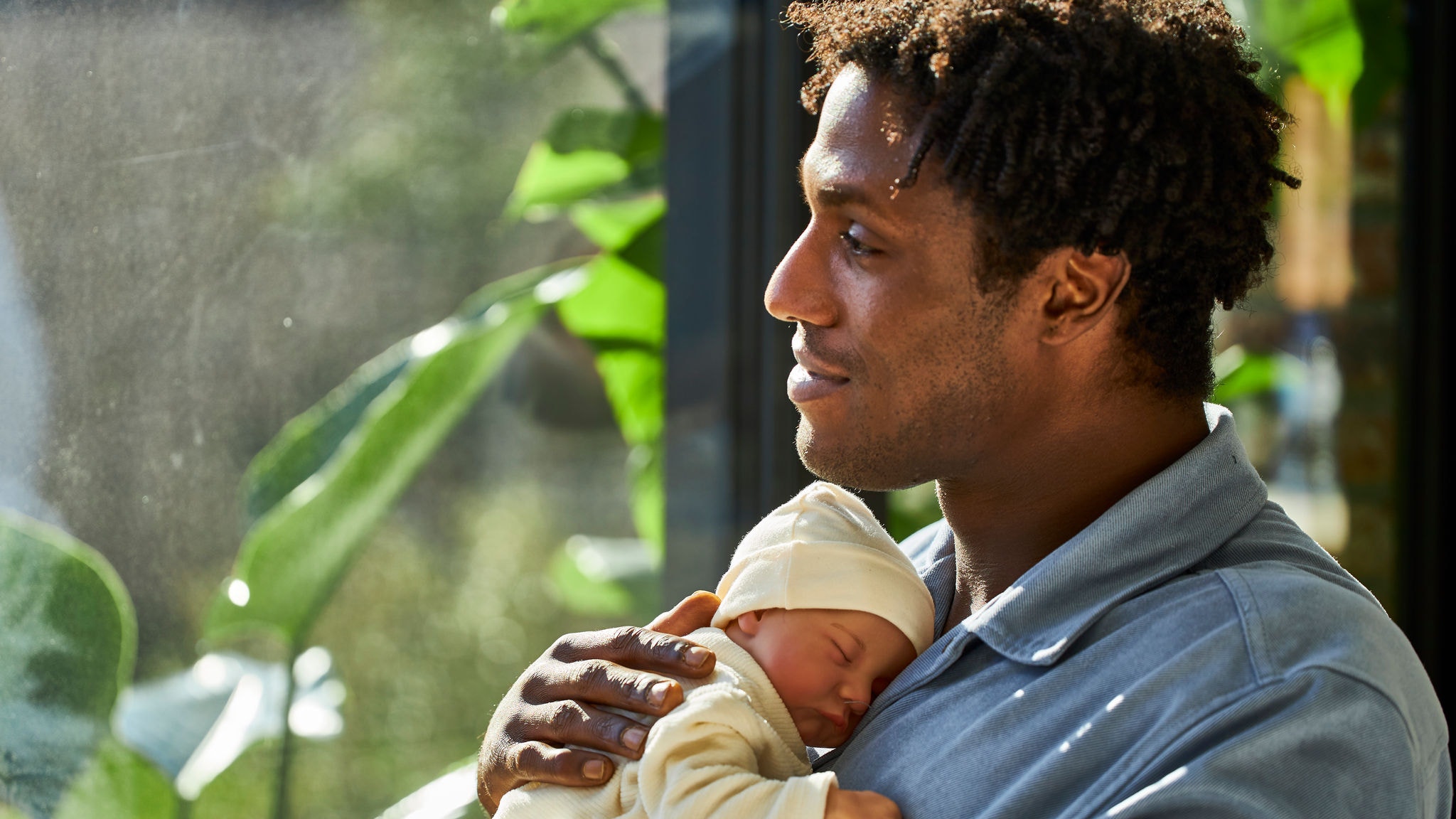 Pai e bebé a usufruírem do funcionamento silencioso do sistema de aquecimento na habitação