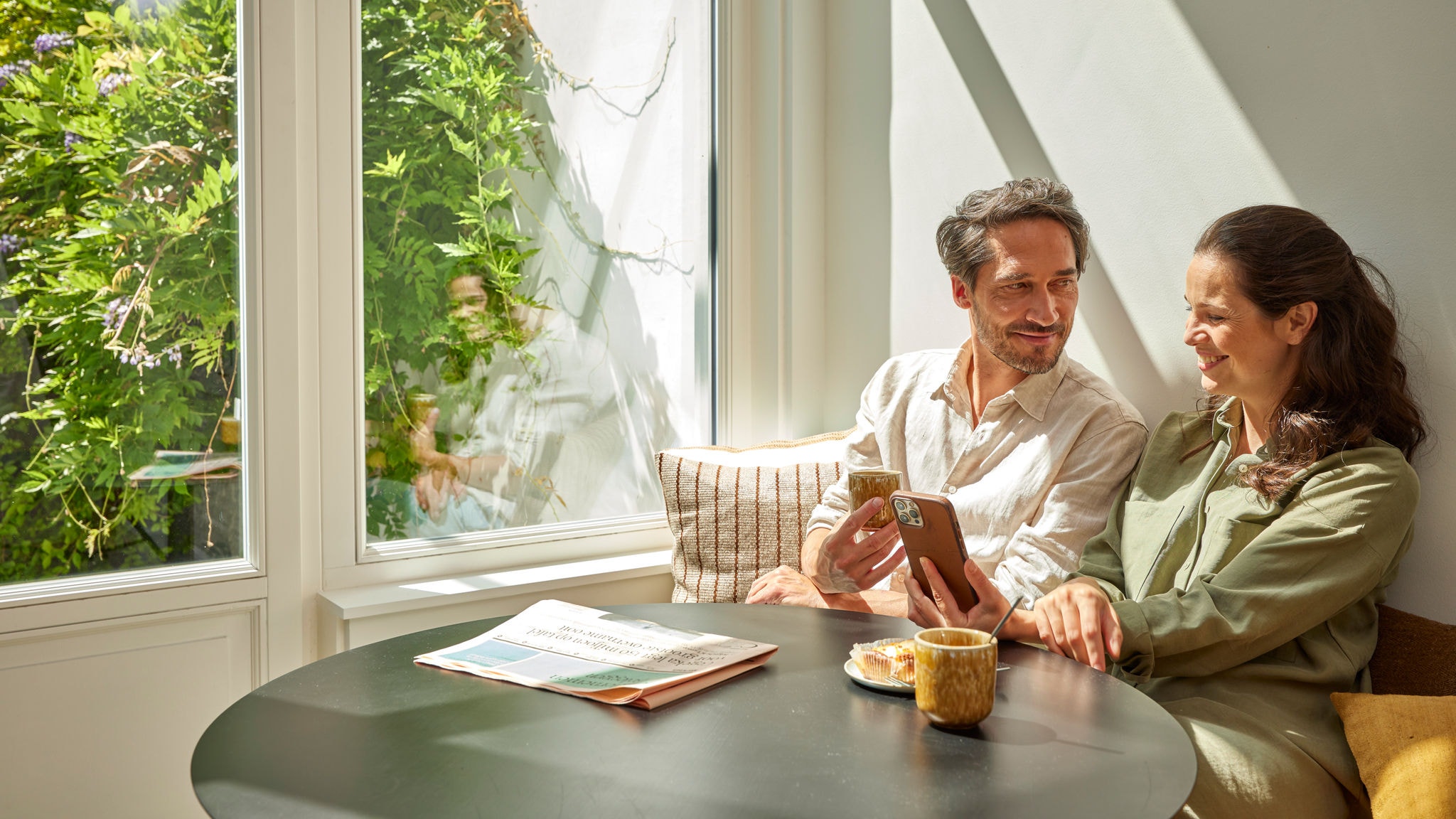 Casal a usufruir de aquecimento sustentável na sua habitação com eficiência e desempenho excecionais