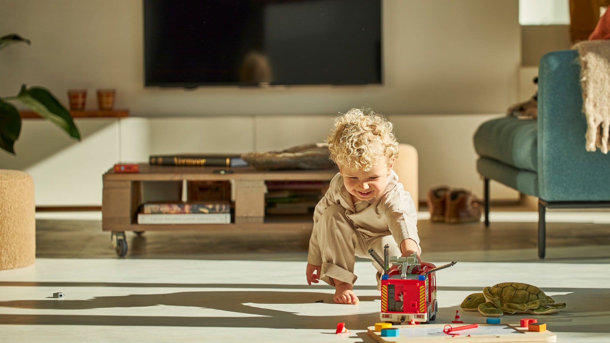 Uma criança a brincar com os brinquedos