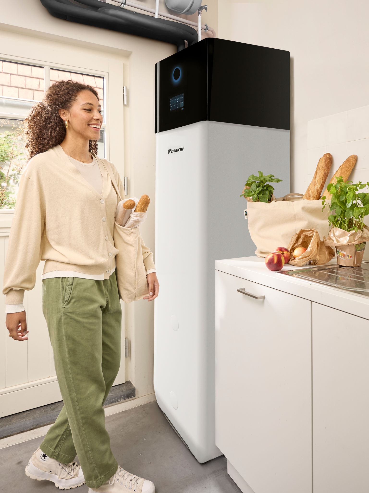 Mulher a regressar a casa, a transportar sacos de compras