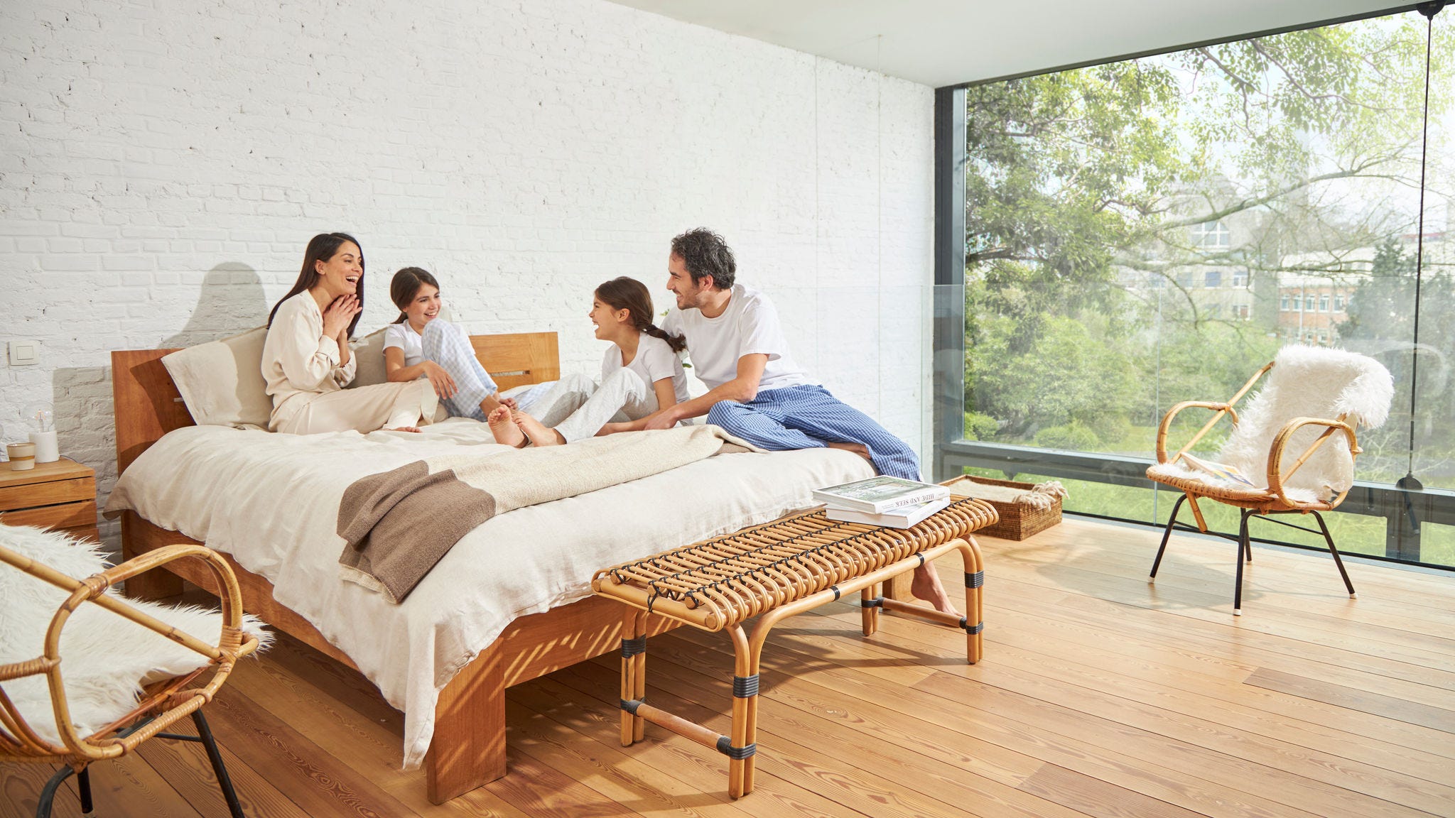 Família de quatro a usufruir de ar novo na sala graças à ventilação