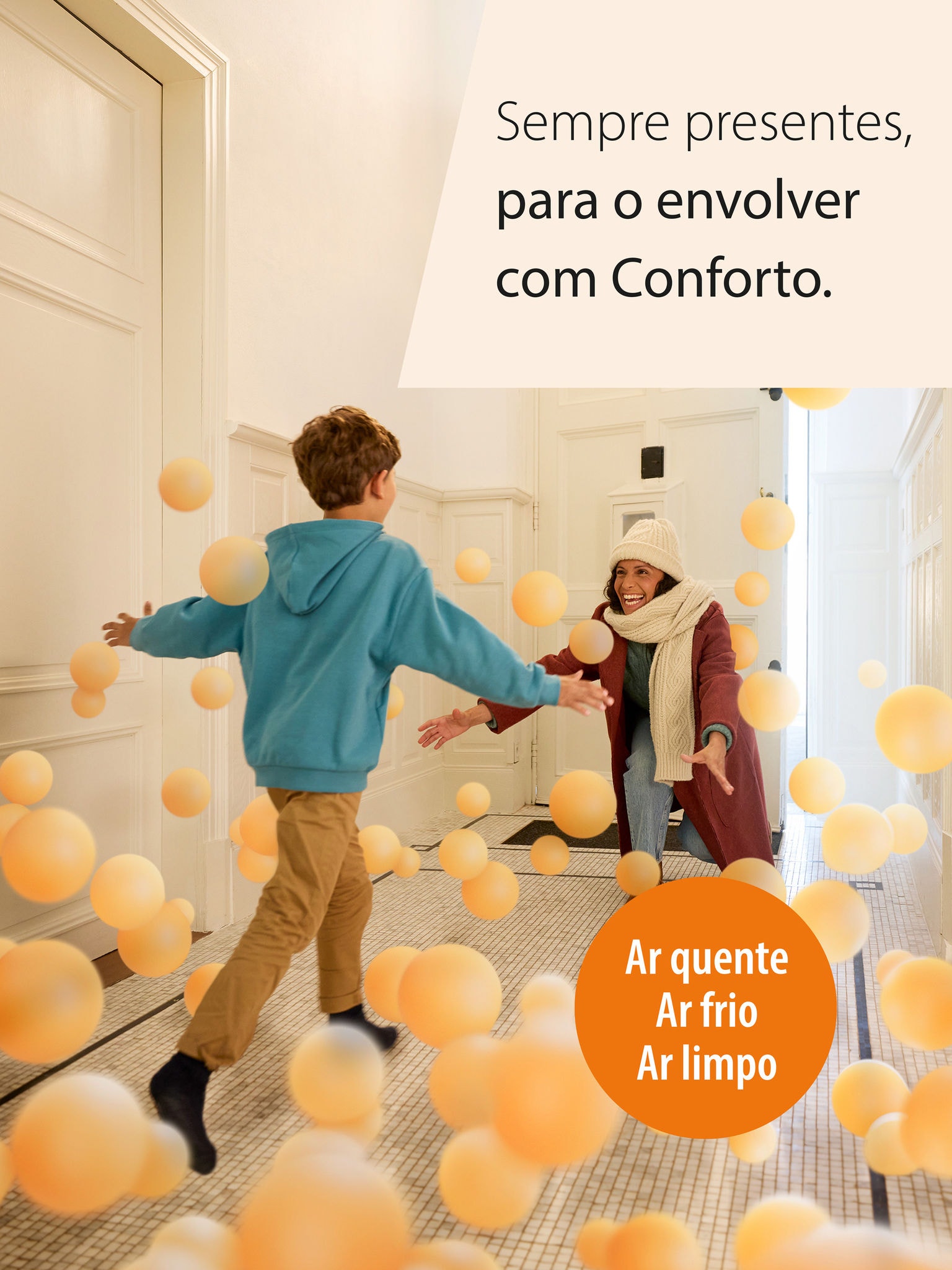 Mãe espera filho de braços abertos