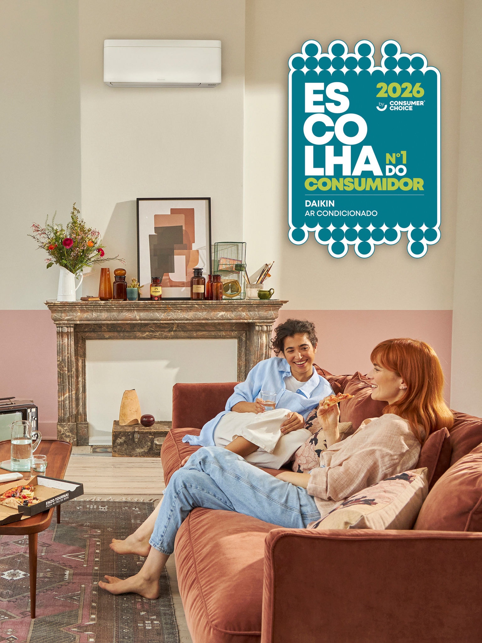 Amigas partilhando uma piza, no conforto proporcionado pela solução de ar condicionado Daikin