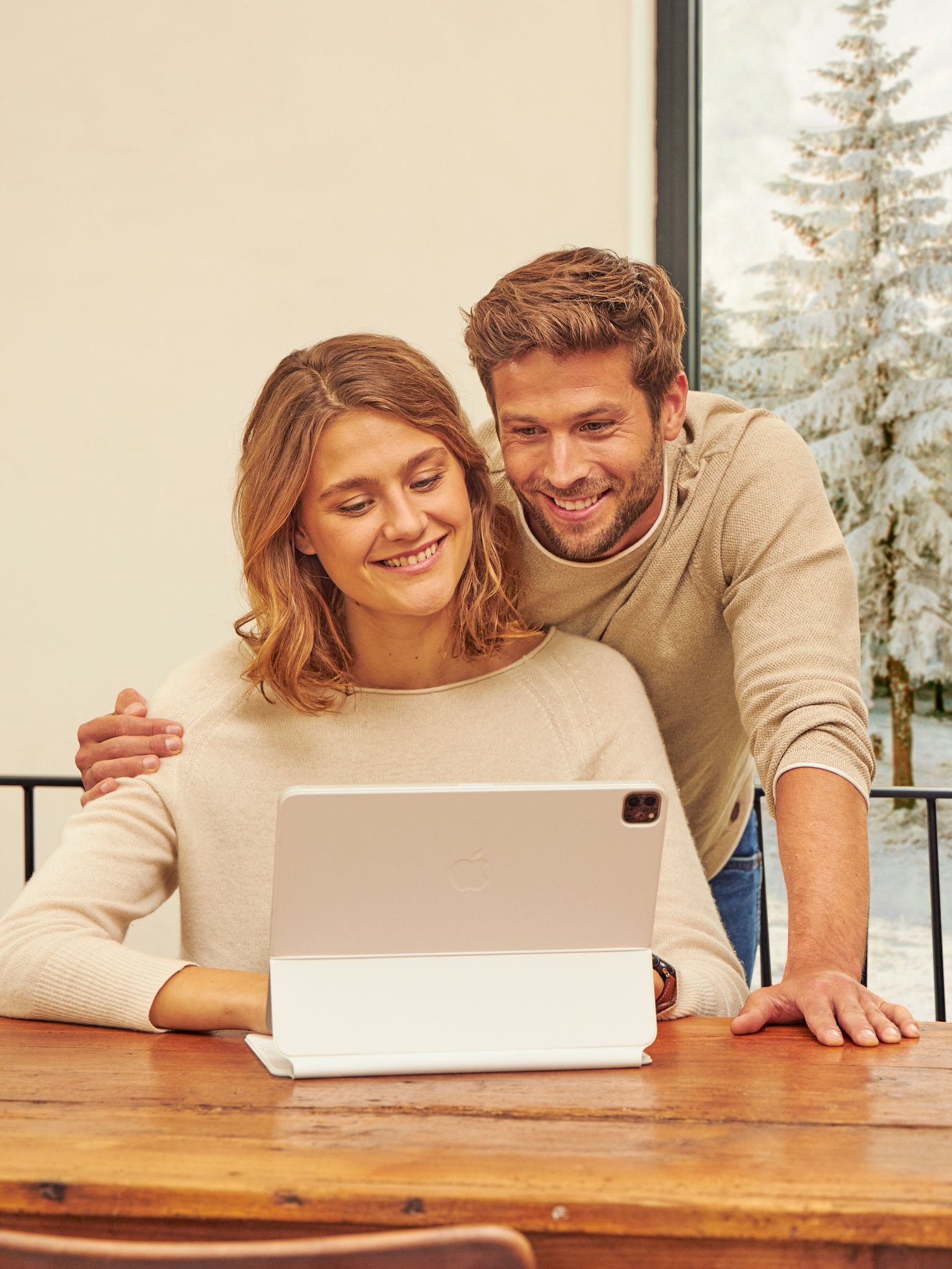 Casal a escolher o elevado desempenho da Daikin Altherma 4