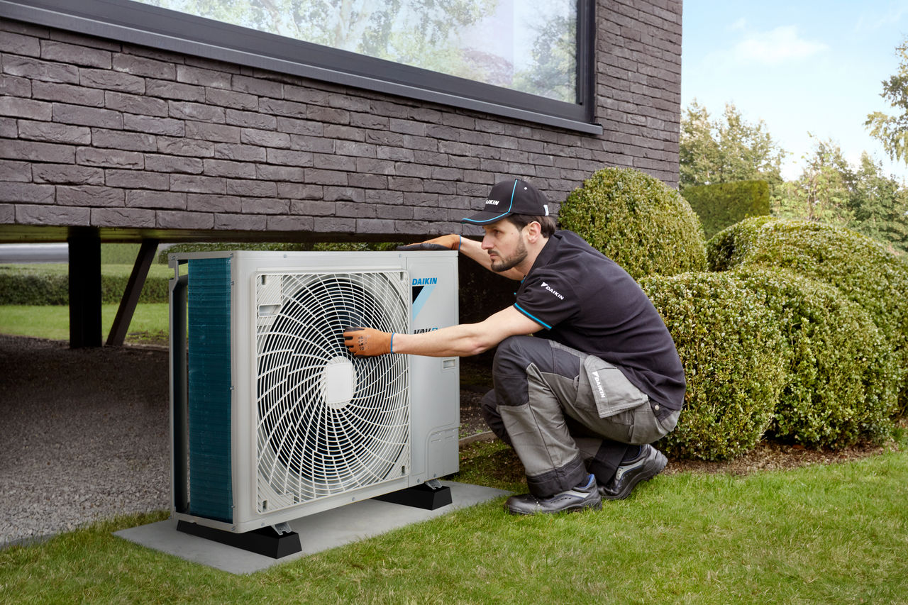 Engenheiro a fazer a manutenção da bomba de calor Daikin