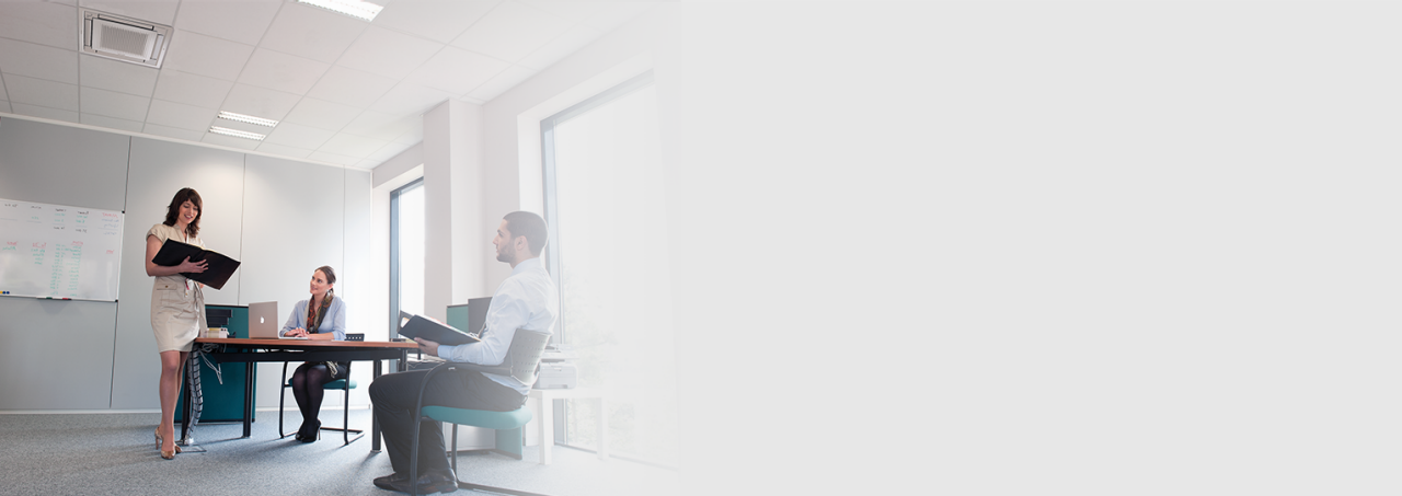 Três pessoas numa reunião no escritório