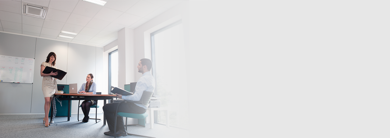 Três pessoas numa reunião no escritório